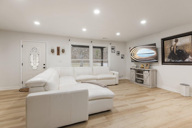 living room featuring light wood-style floors, recessed lighting, and baseboards