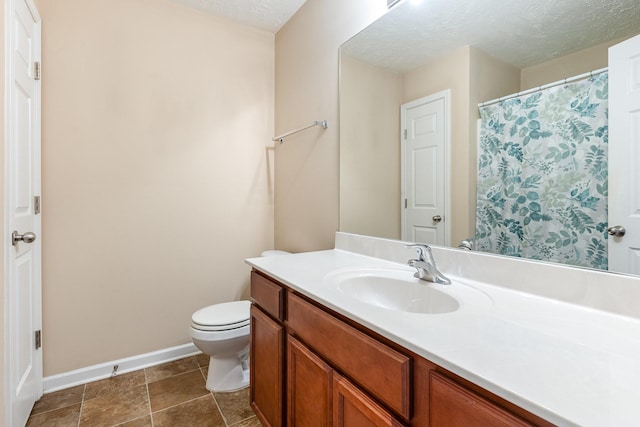 full bathroom featuring a textured ceiling, toilet, vanity, and baseboards