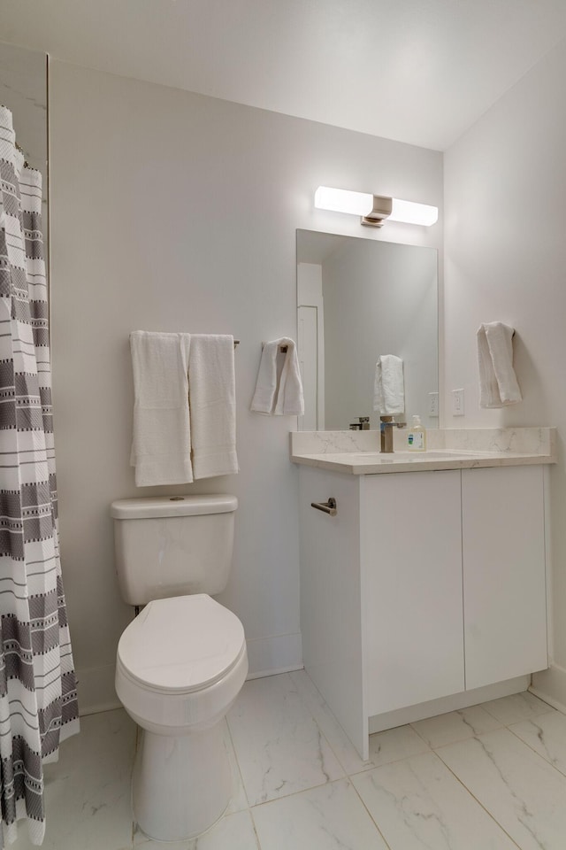 full bathroom featuring marble finish floor, toilet, vanity, a shower with curtain, and baseboards