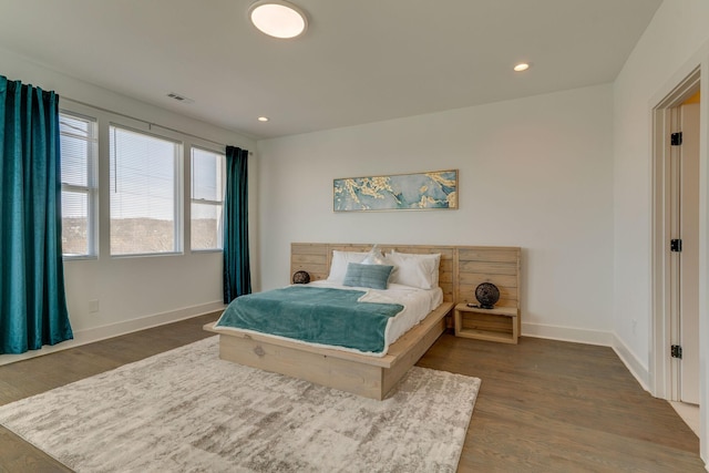 bedroom with dark wood-style floors, recessed lighting, visible vents, and baseboards