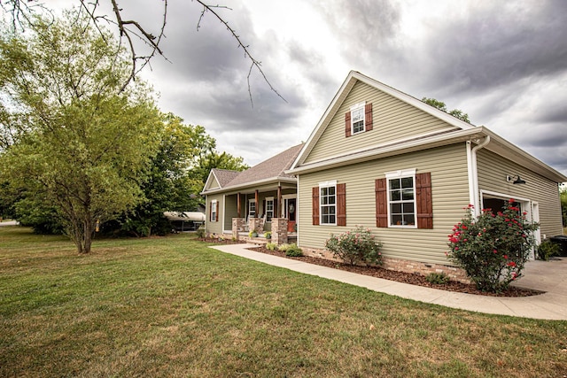 view of front of property with an attached garage, a front lawn, and a porch