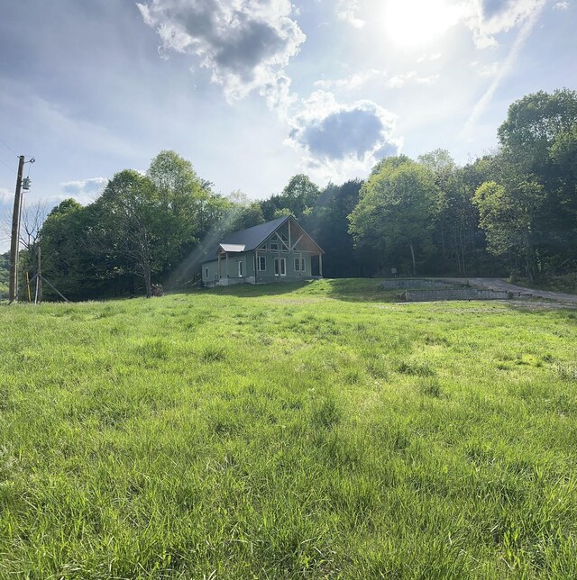 view of yard featuring a rural view