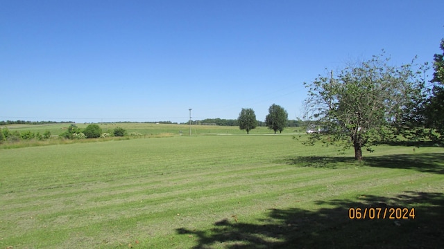 view of yard featuring a rural view