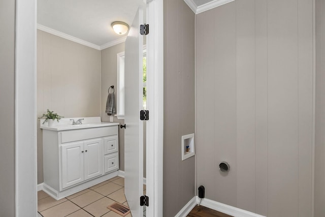 washroom featuring hookup for a washing machine, visible vents, laundry area, a sink, and ornamental molding