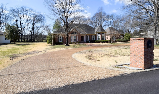 view of front facade featuring a front lawn