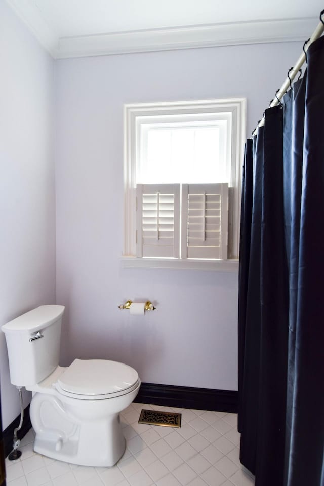 bathroom featuring visible vents, toilet, crown molding, and baseboards