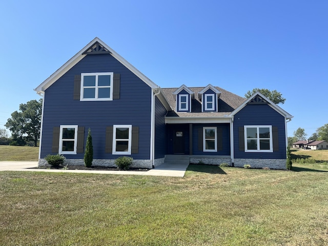 view of front of house featuring a front lawn