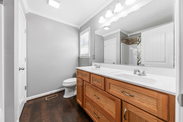 full bath featuring visible vents, a sink, curtained shower, crown molding, and toilet