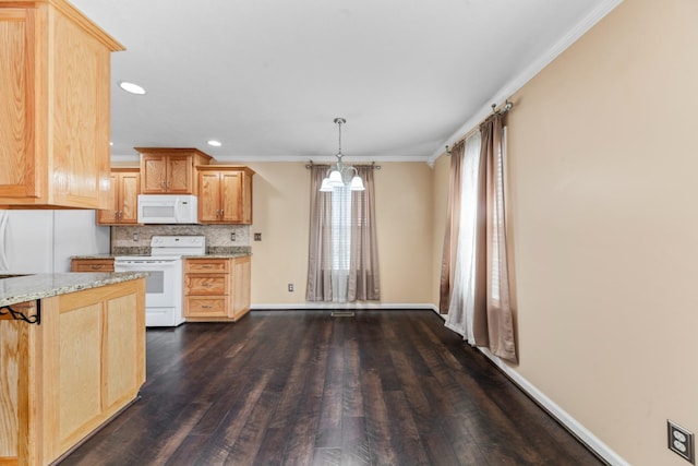 kitchen with backsplash, baseboards, dark wood finished floors, a chandelier, and white appliances