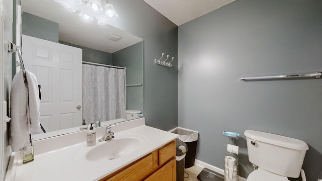 full bath featuring visible vents, toilet, curtained shower, baseboards, and vanity