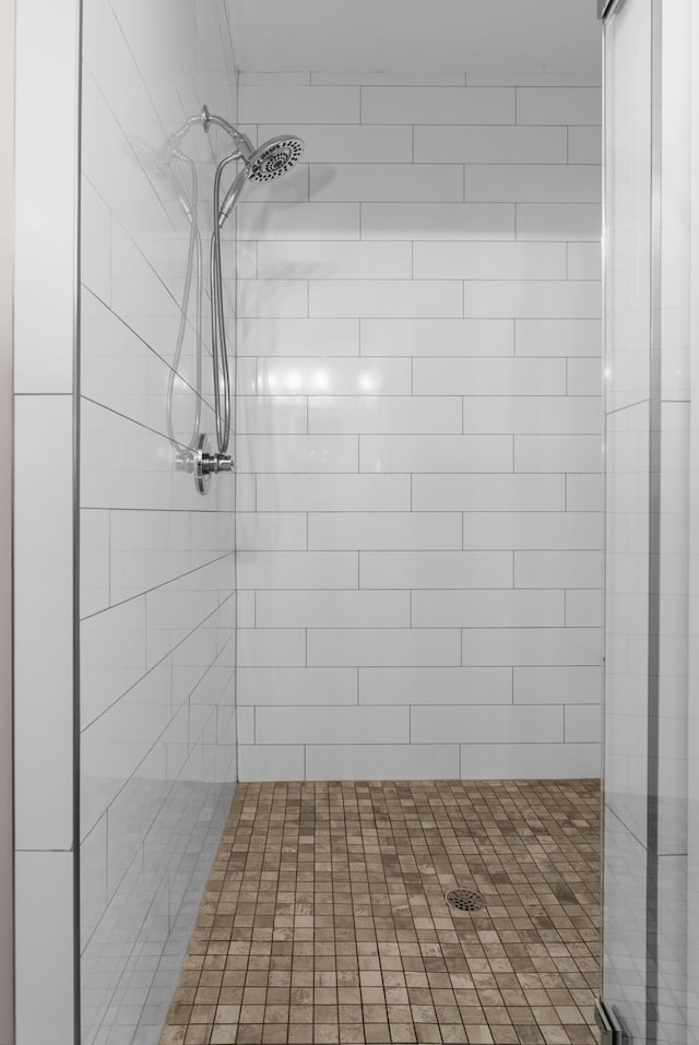 full bathroom featuring a tile shower