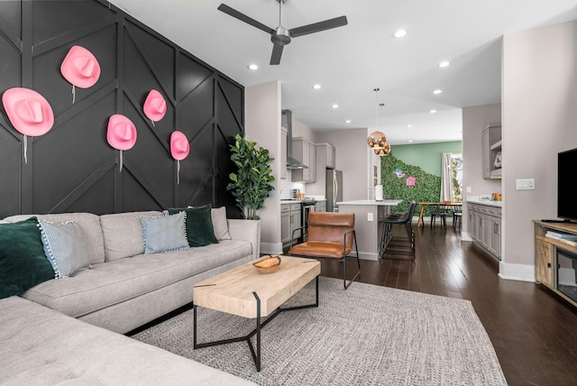 living area featuring recessed lighting, baseboards, dark wood-type flooring, and ceiling fan