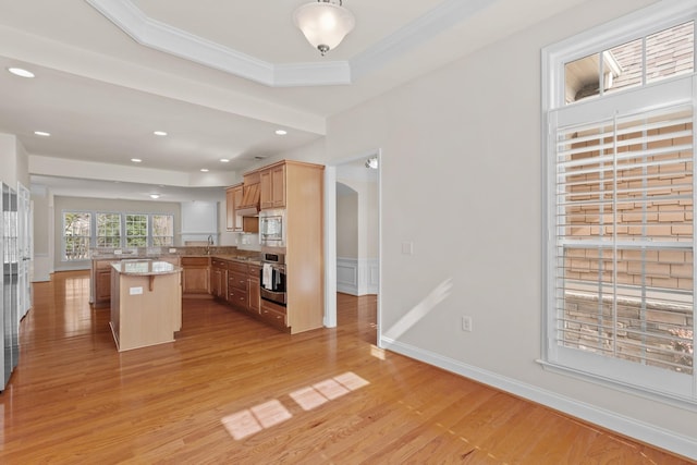 kitchen with light wood-style flooring, recessed lighting, stainless steel appliances, arched walkways, and crown molding