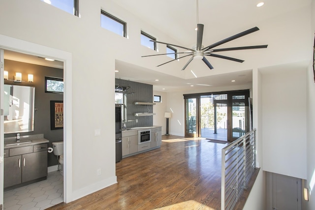 living room with recessed lighting, baseboards, wood finished floors, and ceiling fan