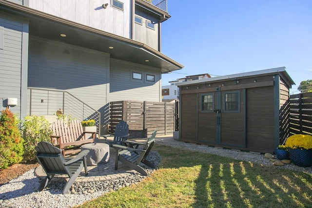 view of yard with an outdoor structure, a fenced backyard, and a shed