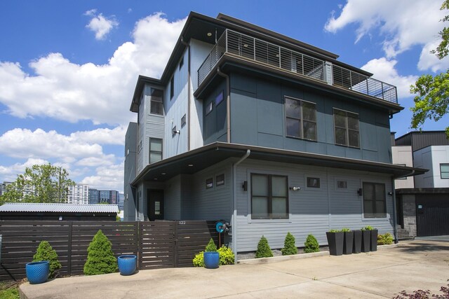122 9th Cir S, Nashville, TN 37203 - view of front facade featuring fence and a balcony