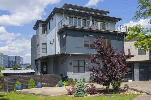 122 9th Cir S, Nashville, TN 37203 - view of front of property with fence and a balcony