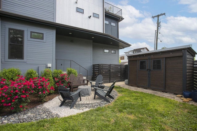 122 9th Cir S, Nashville, TN 37203 - view of yard featuring a storage shed, fence, and an outbuilding