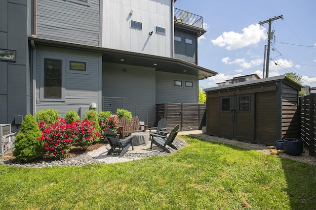 122 9th Cir S, Nashville, TN 37203 - rear view of property with a storage shed, fence, an outbuilding, and a yard