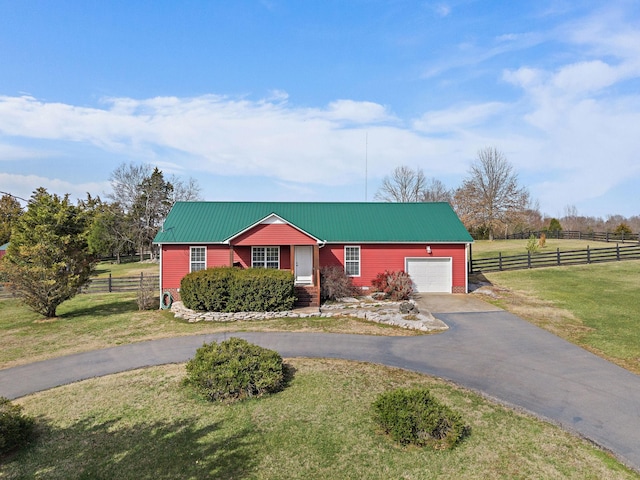 view of front of property with a front lawn, fence, a garage, and driveway