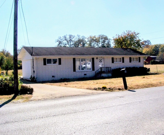 ranch-style house with crawl space, brick siding, and a front lawn