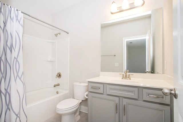 full bath featuring shower / bathtub combination with curtain, baseboards, toilet, and vanity