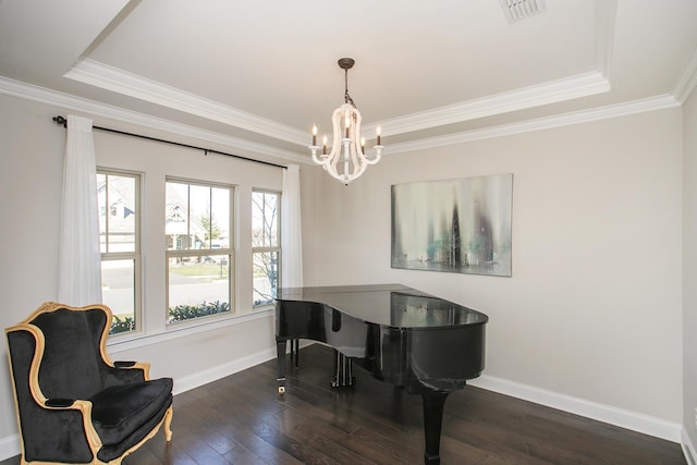 living area with visible vents, a raised ceiling, baseboards, and hardwood / wood-style flooring