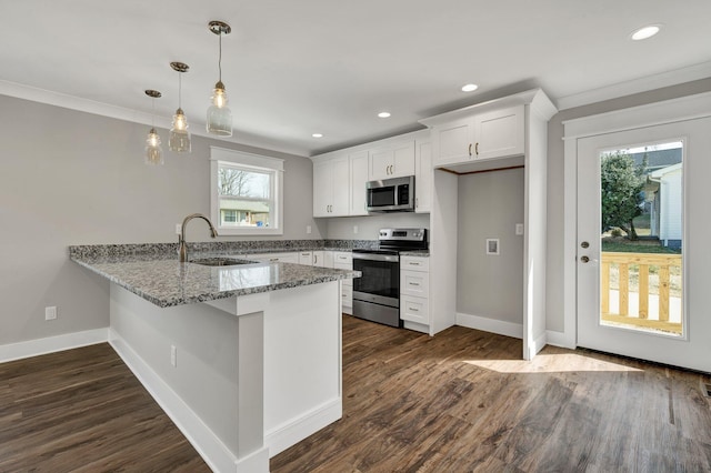 kitchen featuring a sink, a peninsula, white cabinets, stainless steel appliances, and dark wood-style flooring