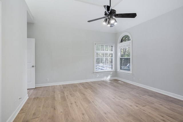 unfurnished room featuring light wood-style flooring, baseboards, and ceiling fan