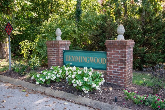 view of community / neighborhood sign