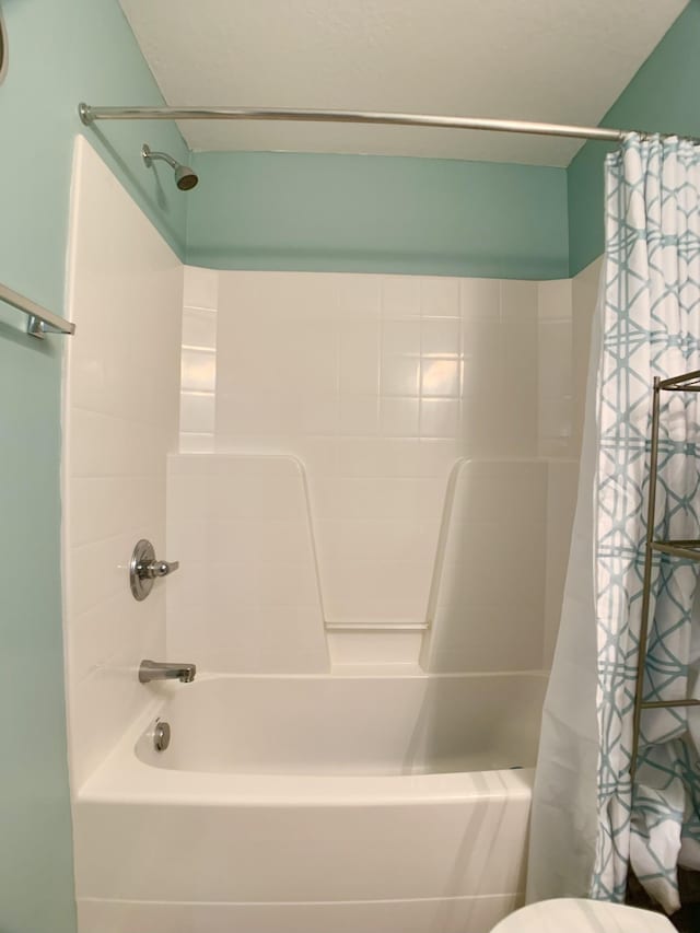 1016 Sunset Dr, Clarksville, TN 37040 - full bathroom featuring toilet and shower / tub combo