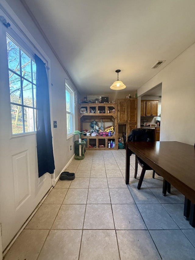 dining room featuring light tile patterned floors, visible vents, and baseboards