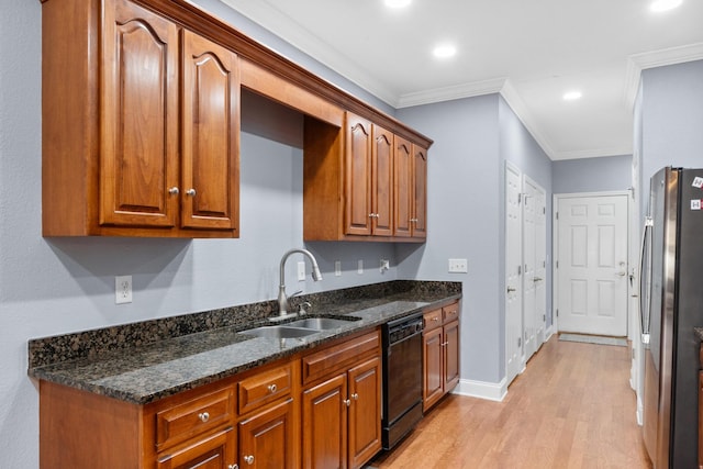 kitchen featuring light wood finished floors, freestanding refrigerator, a sink, dishwasher, and crown molding