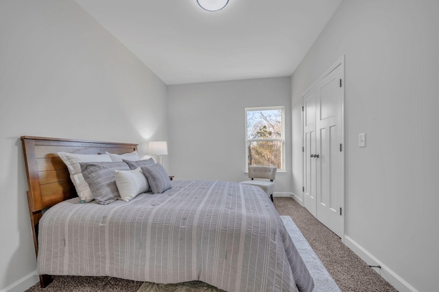 bedroom featuring baseboards and carpet flooring