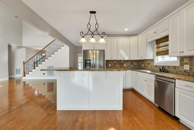 kitchen featuring visible vents, light wood-style flooring, appliances with stainless steel finishes, and a kitchen island