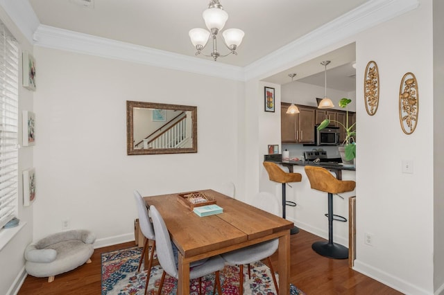 dining area with baseboards, an inviting chandelier, dark wood-style floors, and crown molding