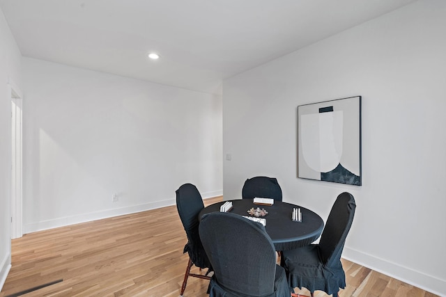 dining space with recessed lighting, light wood-style floors, and baseboards