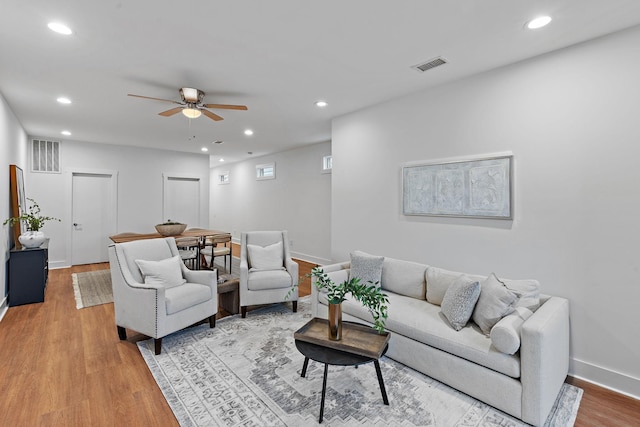 living room featuring visible vents, recessed lighting, baseboards, and light wood-style floors