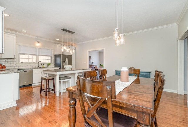 dining space featuring visible vents, recessed lighting, crown molding, and light wood-style floors