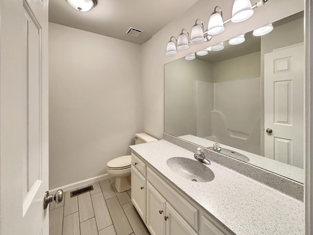 full bathroom featuring visible vents, baseboards, toilet, and vanity