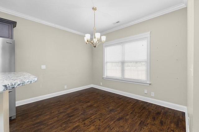 unfurnished dining area with visible vents, dark wood-type flooring, crown molding, baseboards, and an inviting chandelier