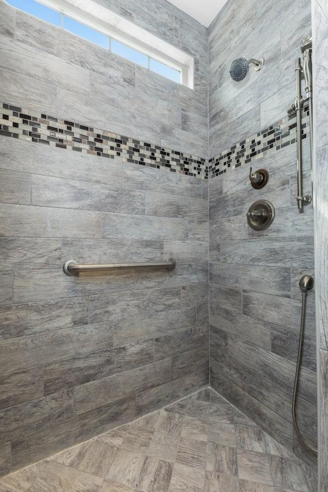 full bathroom featuring a tile shower