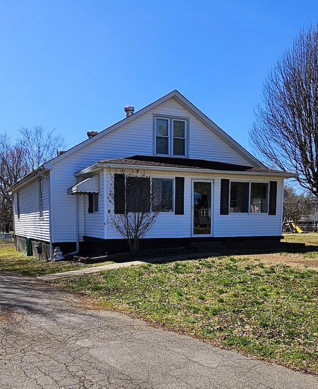 view of front facade with a front yard