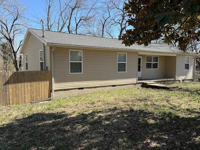 view of front facade featuring crawl space, a front lawn, and fence