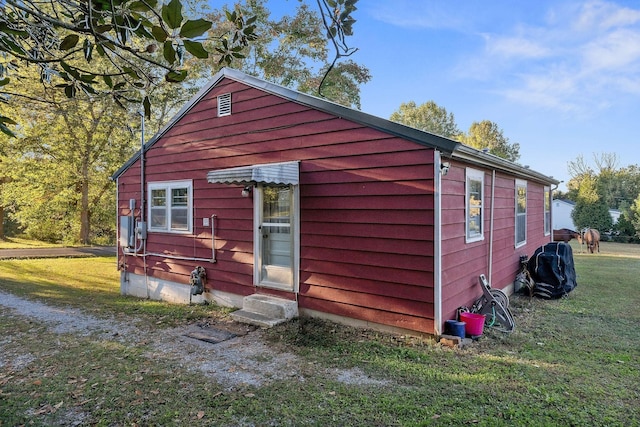 view of side of property featuring a lawn