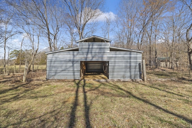 view of outdoor structure with an outbuilding and driveway