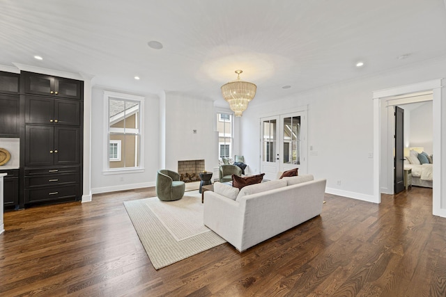 living room featuring an inviting chandelier, recessed lighting, dark wood-style floors, and baseboards