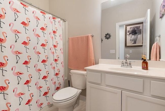 full bath featuring a shower with curtain, toilet, and vanity