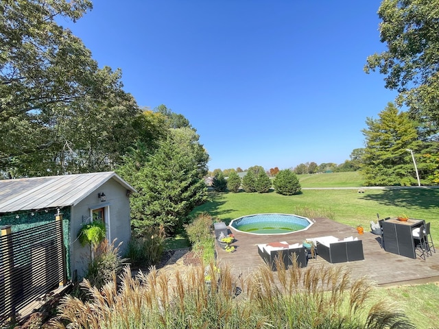 view of yard featuring an outbuilding