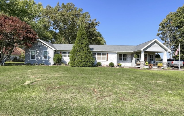 view of front facade featuring a front yard